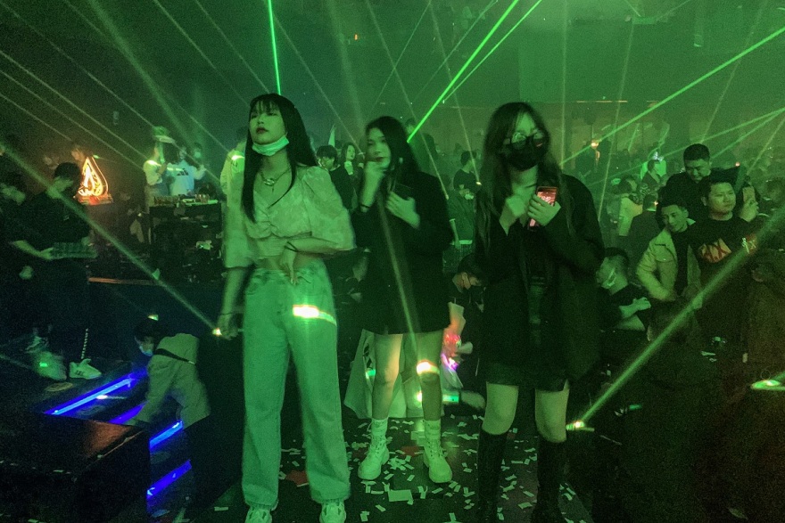 Κορωνοϊός - Κίνα: Με γεμάτα κλαμπ, χωρίς μάσκες και αποστάσεις γιορτάζουν στην Ουχάν την πρώτη επέτειο του lockdown