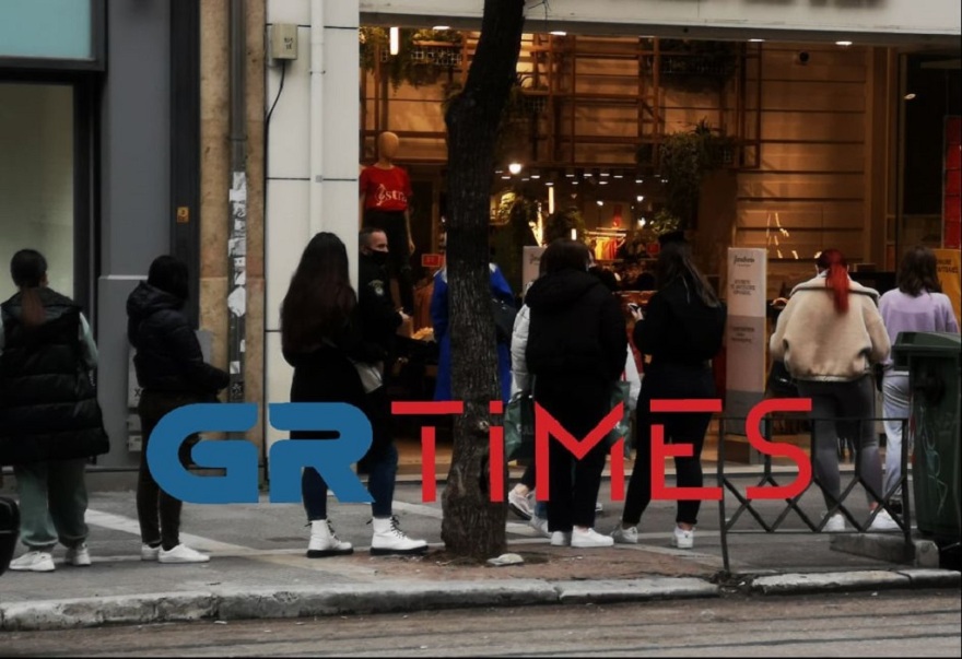 Θεσσαλονίκη: «Πανικός» στους δρόμους της πόλης με τις ουρές - Δείτε τις εικόνες συνωστισμού