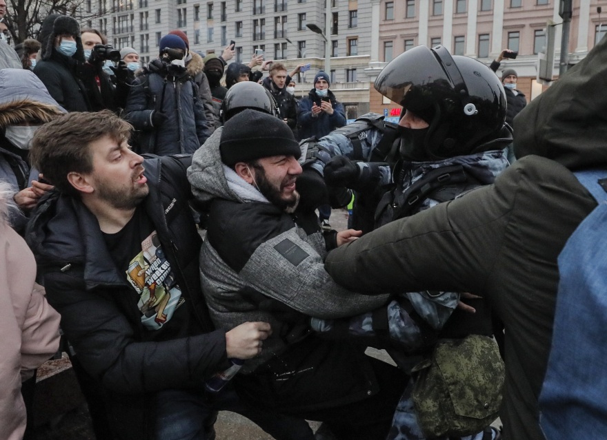 Ρωσία: Αφέθηκε ελεύθερη η σύζυγος του Ναβάλνι - Υπό κράτηση χιλιάδες υποστηρικτές του
