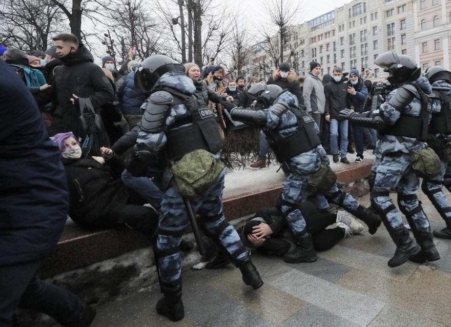 Ρωσία: Αφέθηκε ελεύθερη η σύζυγος του Ναβάλνι - Υπό κράτηση χιλιάδες υποστηρικτές του
