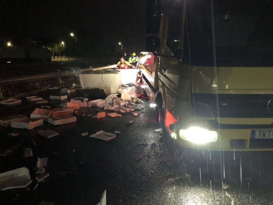 Απίστευτο τροχαίο στα Τρίκαλα - Γέμισε με ψάρια η εθνική οδός Τρικάλων - Καλαμπάκας