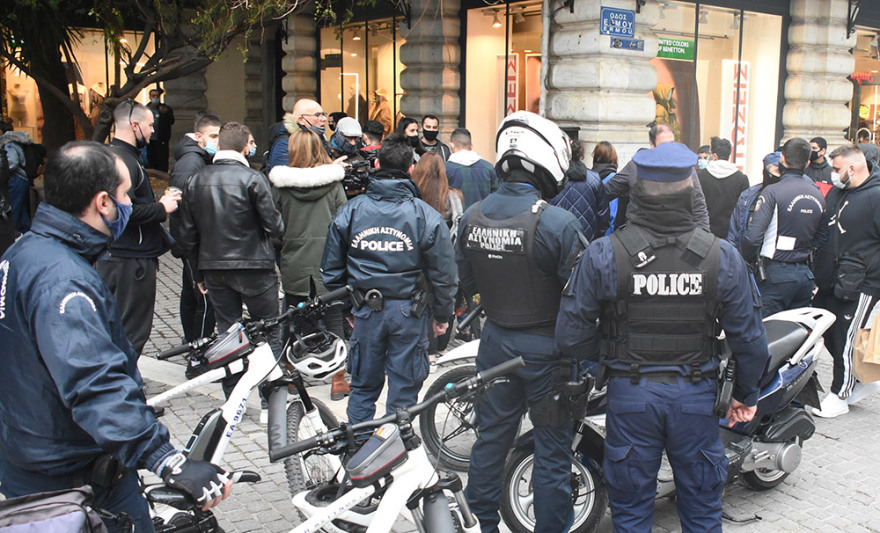 Λιανεμπόριο - Αδιανόητες εικόνες στην Ερμού: «Πλημμύρισε» από κόσμο - «Μάχη» για να τηρηθούν αποστάσεις και μέτρα