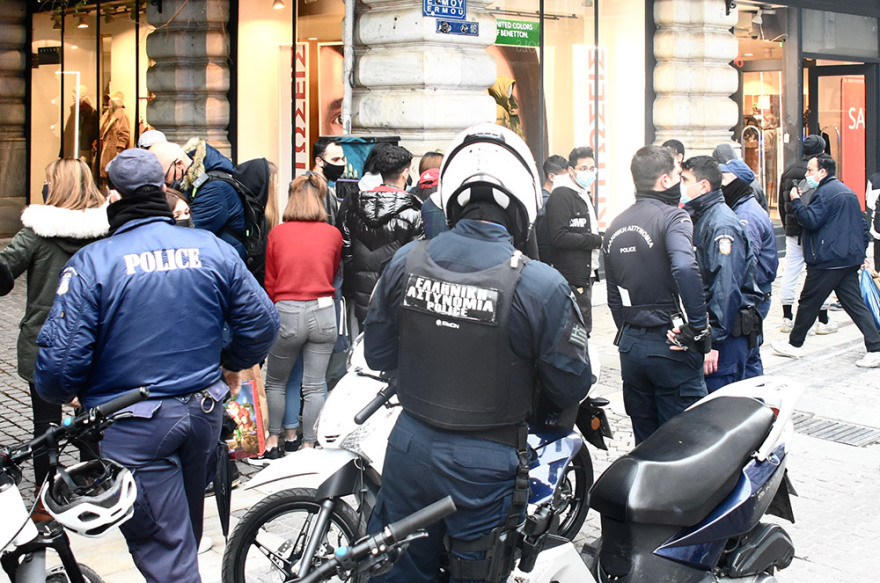 Λιανεμπόριο - Αδιανόητες εικόνες στην Ερμού: «Πλημμύρισε» από κόσμο - «Μάχη» για να τηρηθούν αποστάσεις και μέτρα