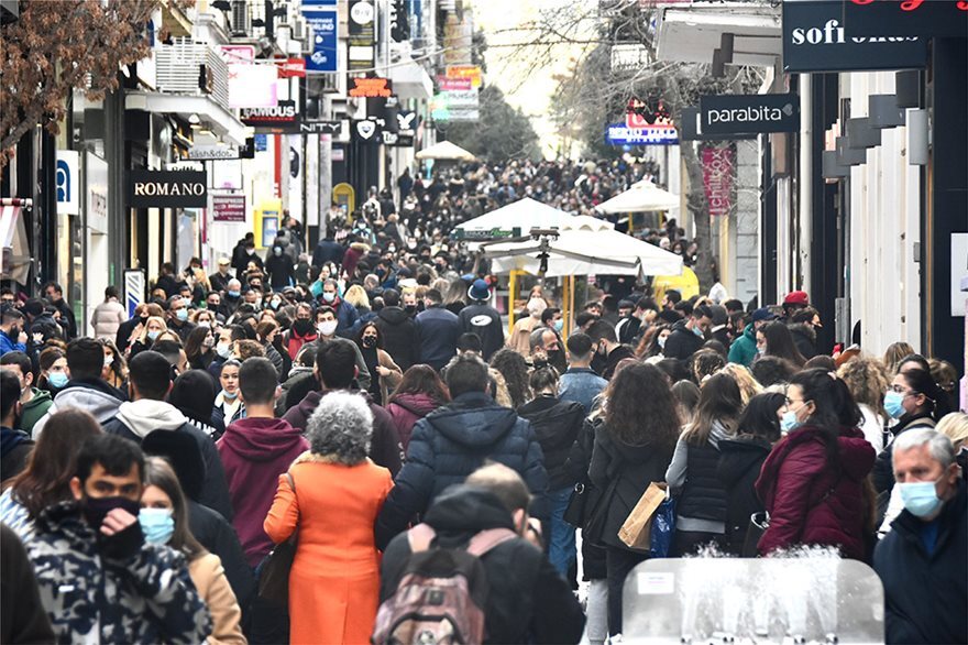 Ανοιχτά καταστήματα: Κίνηση και ουρές σε Αθήνα, Θεσσαλονίκη και Κρήτη - Εικόνες που προβληματίζουν