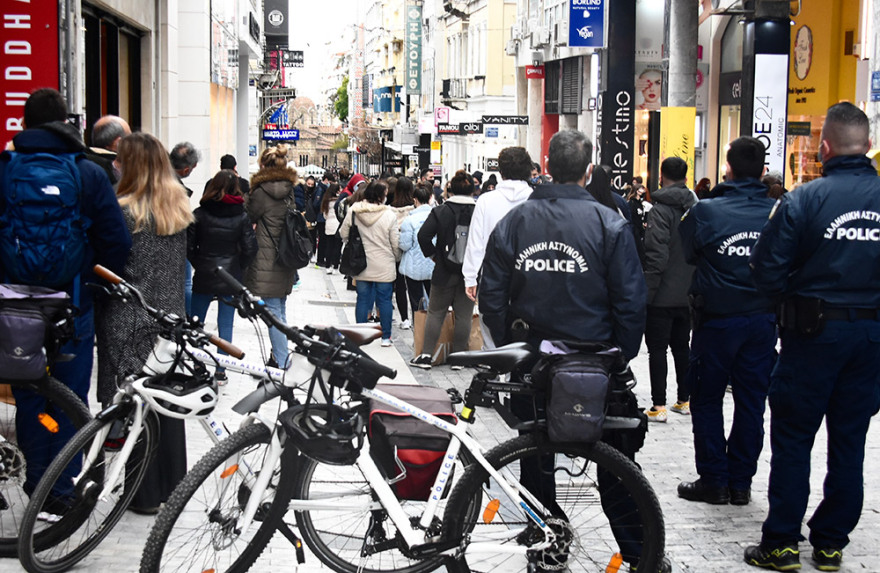 Λιανεμπόριο - Αδιανόητες εικόνες στην Ερμού: «Πλημμύρισε» από κόσμο - «Μάχη» για να τηρηθούν αποστάσεις και μέτρα