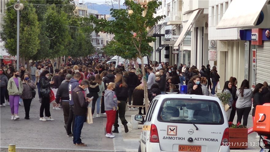 Ανοιχτά καταστήματα: Κίνηση και ουρές σε Αθήνα, Θεσσαλονίκη και Κρήτη - Εικόνες που προβληματίζουν