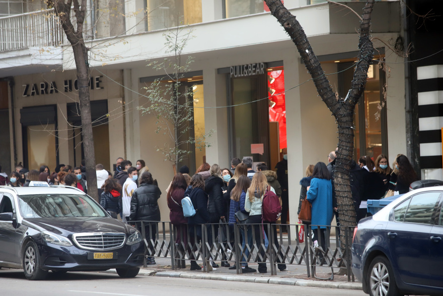 Ανοιχτά καταστήματα: Κίνηση και ουρές σε Αθήνα, Θεσσαλονίκη και Κρήτη - Εικόνες που προβληματίζουν