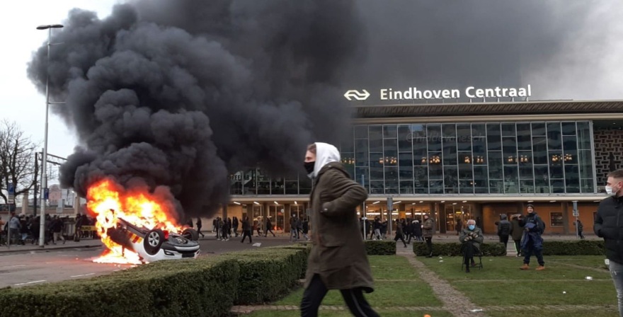 Ολλανδία: Άγριες συγκρούσεις μεταξύ αστυνομικών και διαδηλωτών για την απαγόρευση κυκλοφορίας