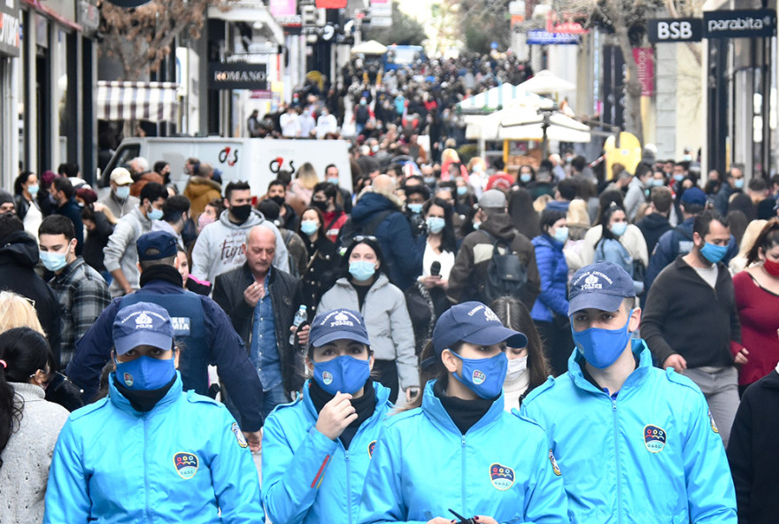 Λιανεμπόριο: Τρόμαξαν τους ειδικούς οι σκηνές συνωστισμού στην αγορά - Αλλαγές σήμερα στα ταξί