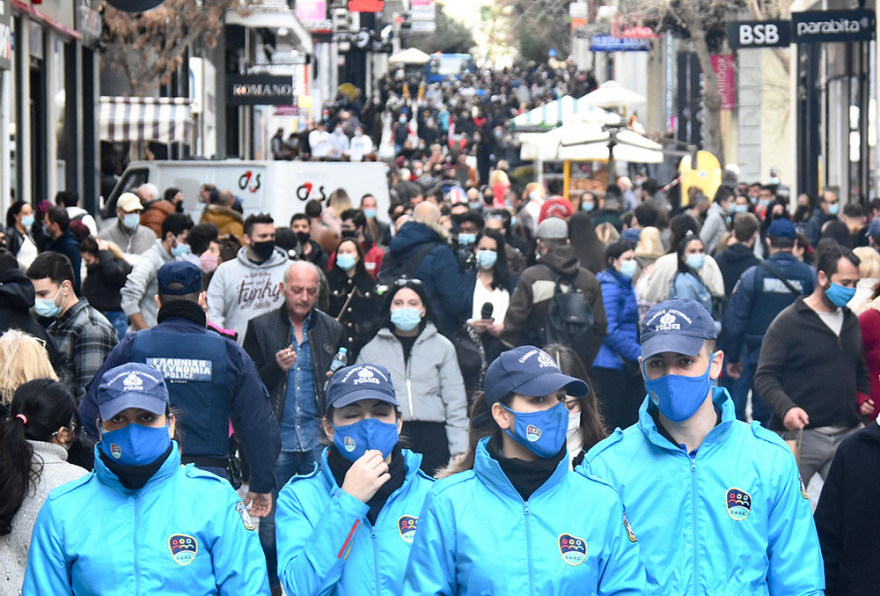 Λιανεμπόριο: Κοσμοσυρροή ξανά στην Ερμού - Ουρές με μάσκες και αποστάσεις.. όπου αυτό είναι δυνατό