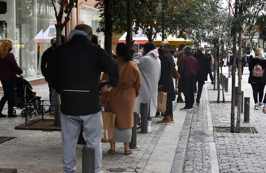 Λιανεμπόριο: Τρόμαξαν τους ειδικούς οι σκηνές συνωστισμού στην αγορά - Αλλαγές σήμερα στα ταξί