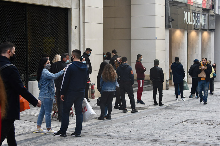 Λιανεμπόριο: Κοσμοσυρροή ξανά στην Ερμού - Ουρές με μάσκες και αποστάσεις.. όπου αυτό είναι δυνατό