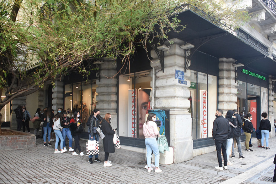 Λιανεμπόριο: Κοσμοσυρροή ξανά στην Ερμού - Ουρές με μάσκες και αποστάσεις.. όπου αυτό είναι δυνατό