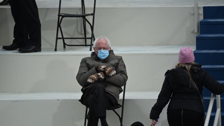 Μπέρνι Σάντερς: Παγκόσμια φρενίτιδα για τα προϊόντα με τον «παππούλη στην καρέκλα»