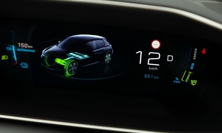 Κυριάκος Mητσοτάκης: Φορτίζοντας το αυτοκίνητό του... (video)