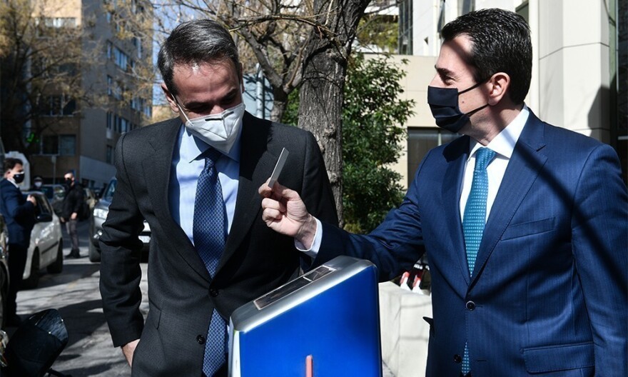 Κυριάκος Mητσοτάκης: Φορτίζοντας το αυτοκίνητό του... (video)