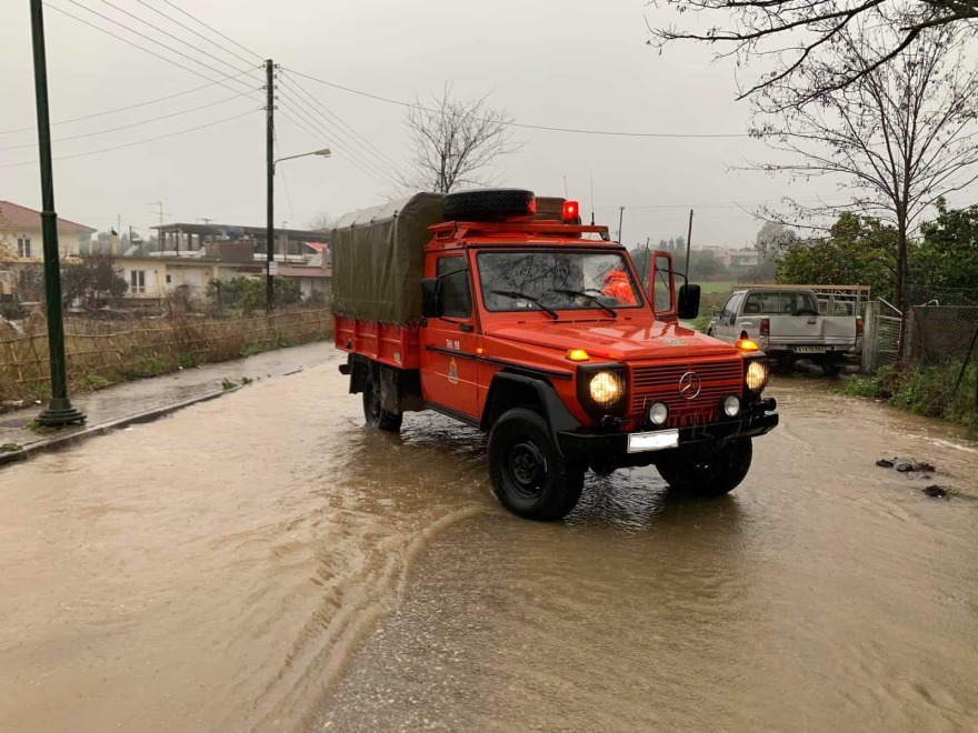 Καιρός: Σοβαρά προβλήματα από την κακοκαιρία σε Αγρίνιο, Ναύπακτο - Ισχυρές βροχοπτώσεις, «ποτάμια» οι δρόμοι