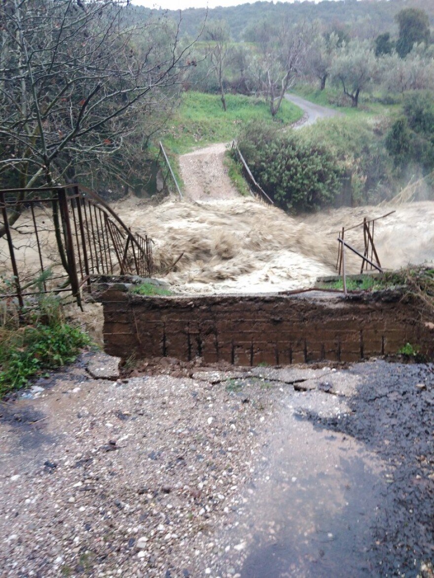 Καιρός: Σοβαρά προβλήματα από την κακοκαιρία σε Αγρίνιο, Ναύπακτο - Ισχυρές βροχοπτώσεις, «ποτάμια» οι δρόμοι