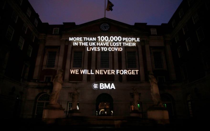 Κορωνοϊός - Τζόνσον για τους 100.000 νεκρούς: Πρέπει να πάρουμε το μάθημά μας και να νικήσουμε τον ιό