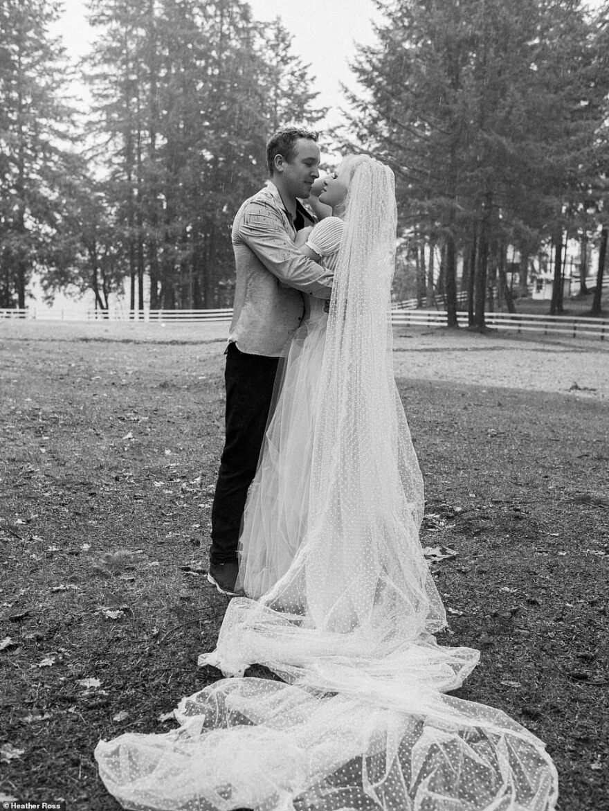 Η Πάμελα Άντερσον παντρεύτηκε για τέταρτη φορά - Φωτογραφίες από τον γάμο με τον σωματοφύλακά της 