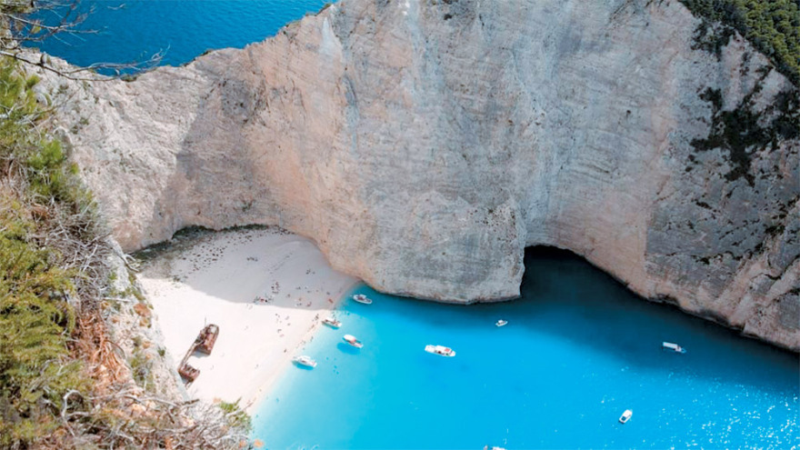 Στα δικαστήρια για τις μπίζνες του Κατάρ: O εμίρης, ο καρμίρης και ο κακομοίρης