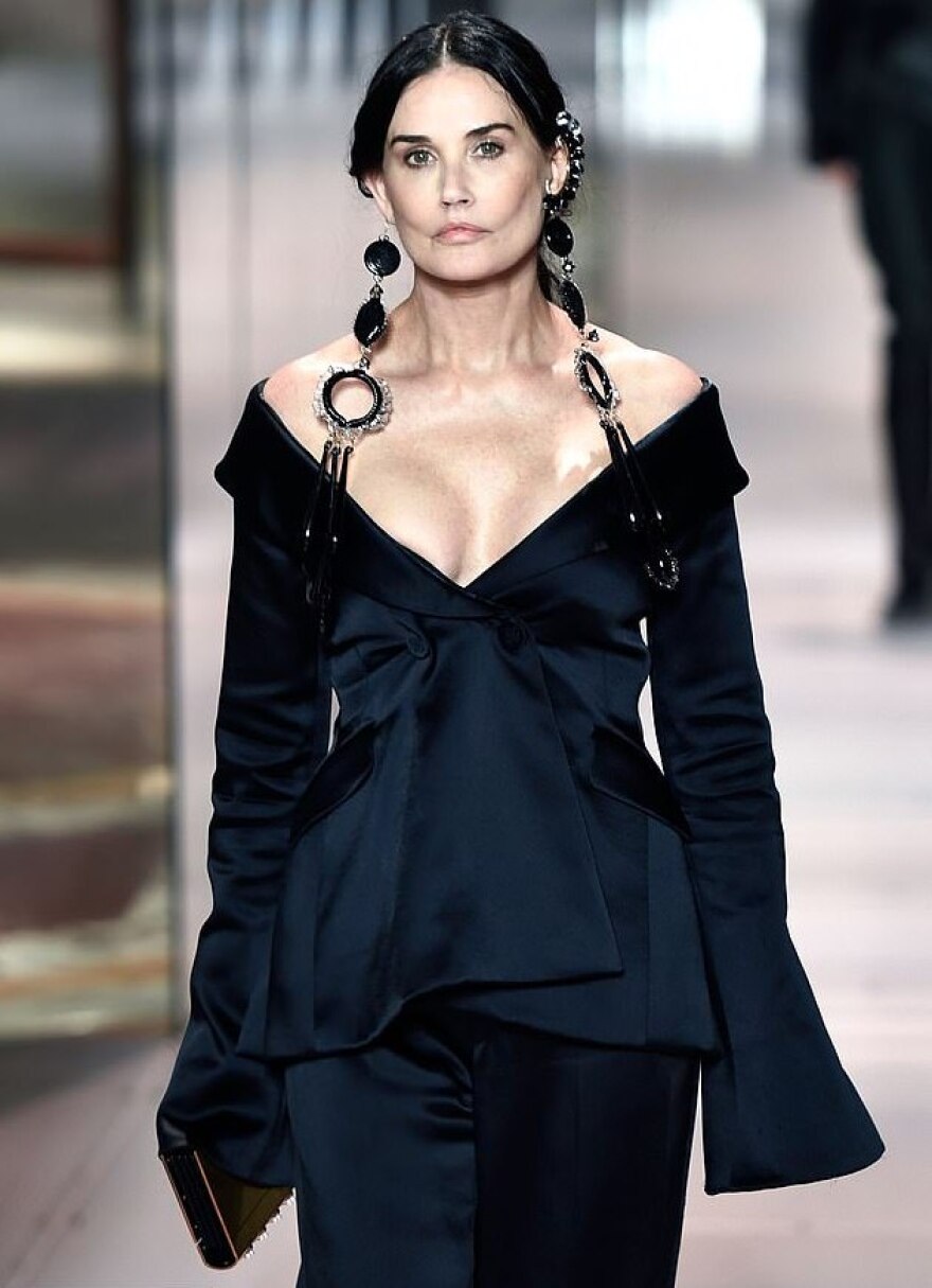 Ντέμι Μουρ: «Αγνώριστη» μετά από πλαστική - Έγινε σαν τον... «Τζόκερ»!