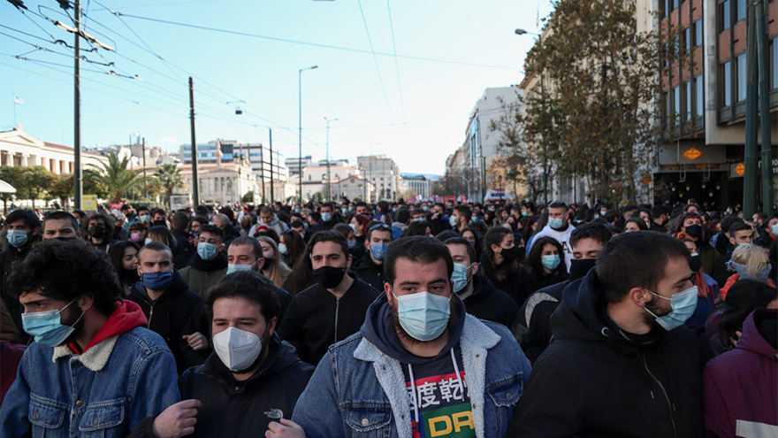Πανεκπαιδευτικό συλλαλητήριο στα Προπύλαια παρά την απαγόρευση - Εικόνες απίστευτου συνωστισμού