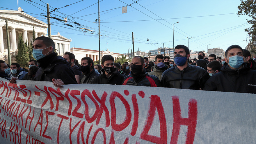 Πανεκπαιδευτικό συλλαλητήριο στα Προπύλαια παρά την απαγόρευση - Εικόνες απίστευτου συνωστισμού