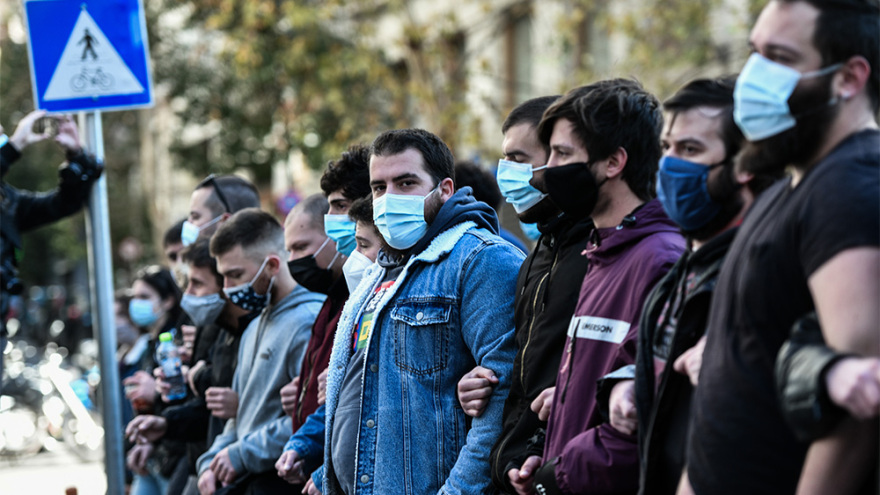 Πανεκπαιδευτικό συλλαλητήριο στα Προπύλαια παρά την απαγόρευση - Εικόνες απίστευτου συνωστισμού