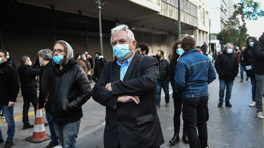 Πανεκπαιδευτικό συλλαλητήριο στα Προπύλαια παρά την απαγόρευση - Εικόνες απίστευτου συνωστισμού