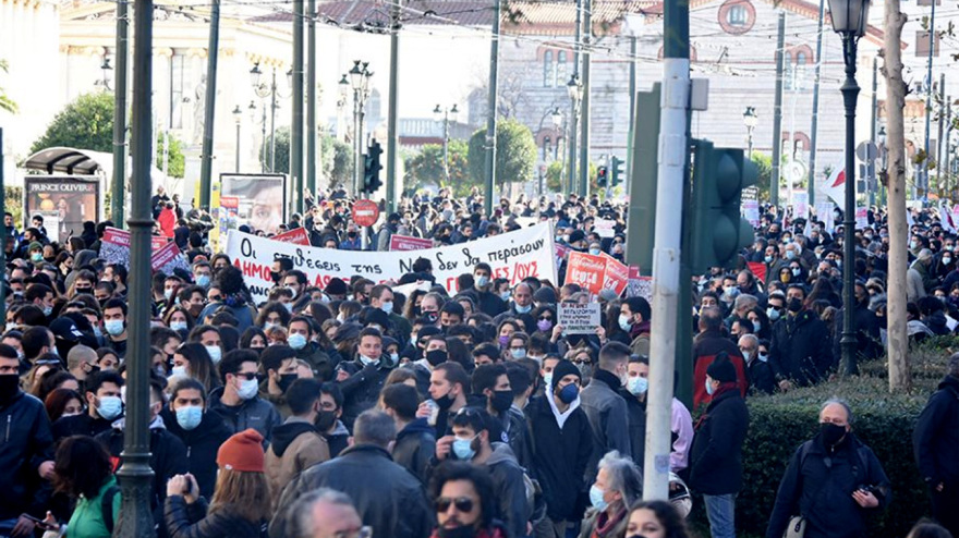 Πανεκπαιδευτικό συλλαλητήριο στα Προπύλαια παρά την απαγόρευση - Εικόνες απίστευτου συνωστισμού