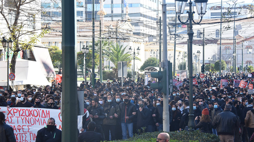 Πανεκπαιδευτικό συλλαλητήριο στα Προπύλαια παρά την απαγόρευση - Εικόνες απίστευτου συνωστισμού