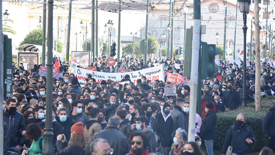 Πανεκπαιδευτικό συλλαλητήριο στα Προπύλαια παρά την απαγόρευση - Εικόνες απίστευτου συνωστισμού