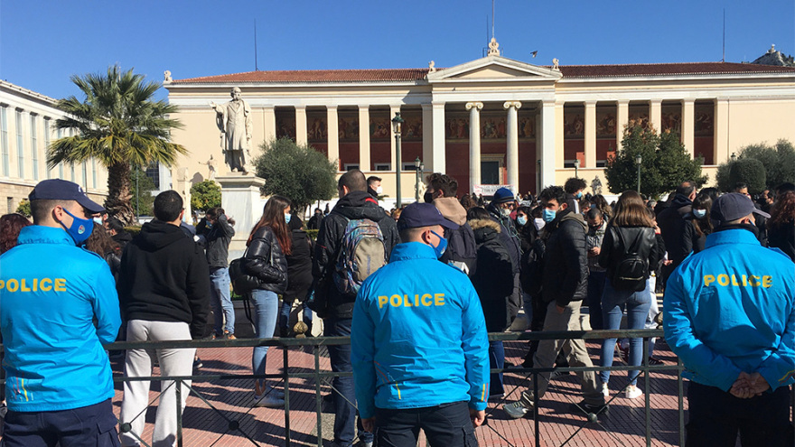 Πανεκπαιδευτικό συλλαλητήριο στα Προπύλαια παρά την απαγόρευση - Εικόνες απίστευτου συνωστισμού