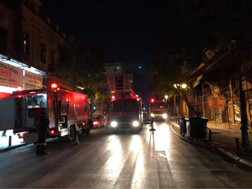 Υπό έλεγχο τέθηκε η φωτιά σε χώρο γραφείων πάνω από τη Βαρβάκειο στο κέντρο της Αθήνας