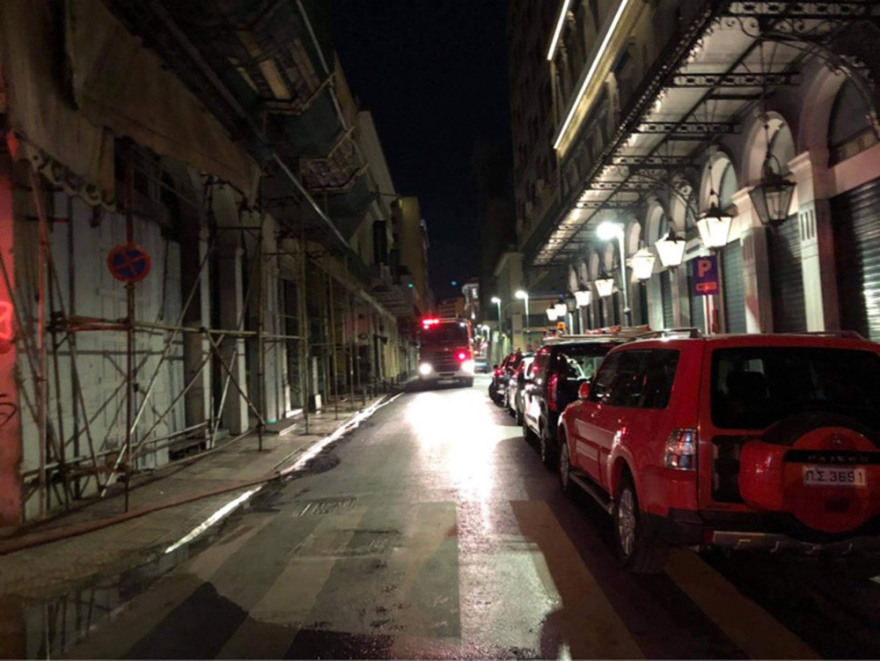 Υπό έλεγχο τέθηκε η φωτιά σε χώρο γραφείων πάνω από τη Βαρβάκειο στο κέντρο της Αθήνας
