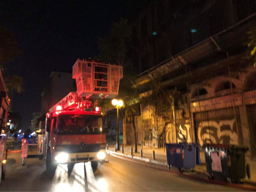 Υπό έλεγχο τέθηκε η φωτιά σε χώρο γραφείων πάνω από τη Βαρβάκειο στο κέντρο της Αθήνας