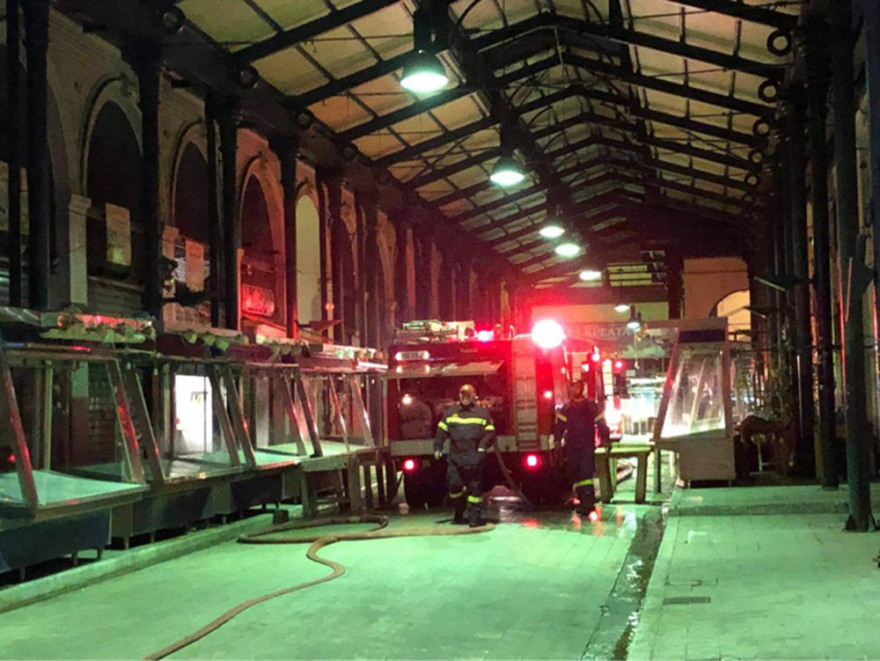 Υπό έλεγχο τέθηκε η φωτιά σε χώρο γραφείων πάνω από τη Βαρβάκειο στο κέντρο της Αθήνας