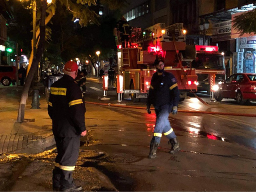 Υπό έλεγχο τέθηκε η φωτιά σε χώρο γραφείων πάνω από τη Βαρβάκειο στο κέντρο της Αθήνας