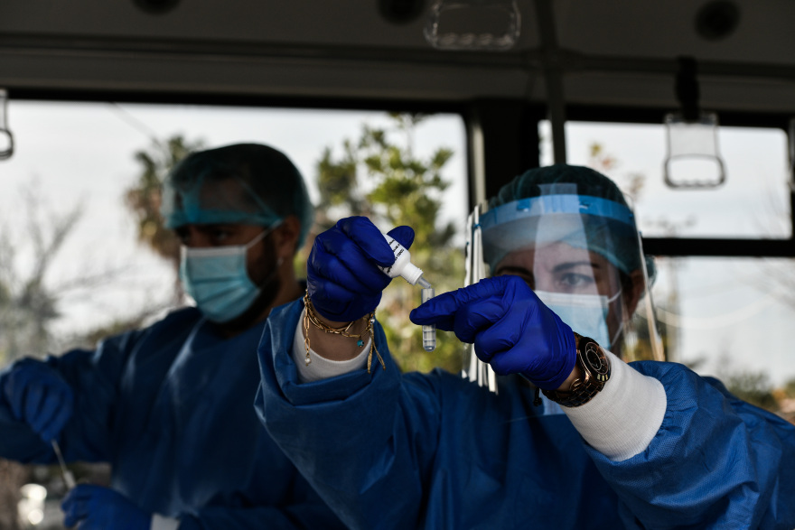 Αττική: Γιατί έφτασε στο «κόκκινο» - Ποιες περιοχές έχουν τα περισσότερα κρούσματα