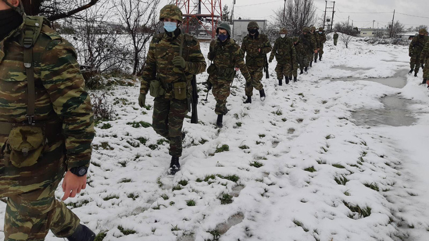 Εντυπωσιακές εικόνες από την εκπαίδευση του Δ΄ Σώματος Στρατού στο χιόνι - Δείτε βίντεο 