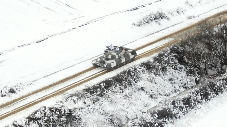 Εντυπωσιακές εικόνες από την εκπαίδευση του Δ΄ Σώματος Στρατού στο χιόνι - Δείτε βίντεο 