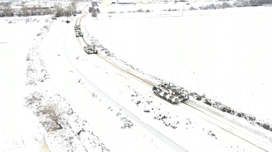 Εντυπωσιακές εικόνες από την εκπαίδευση του Δ΄ Σώματος Στρατού στο χιόνι - Δείτε βίντεο 