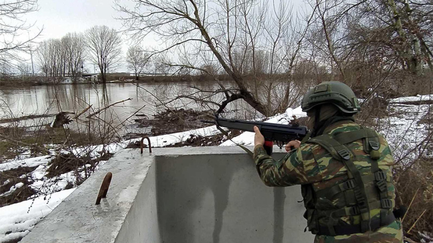 Εντυπωσιακές εικόνες από την εκπαίδευση του Δ΄ Σώματος Στρατού στο χιόνι - Δείτε βίντεο 