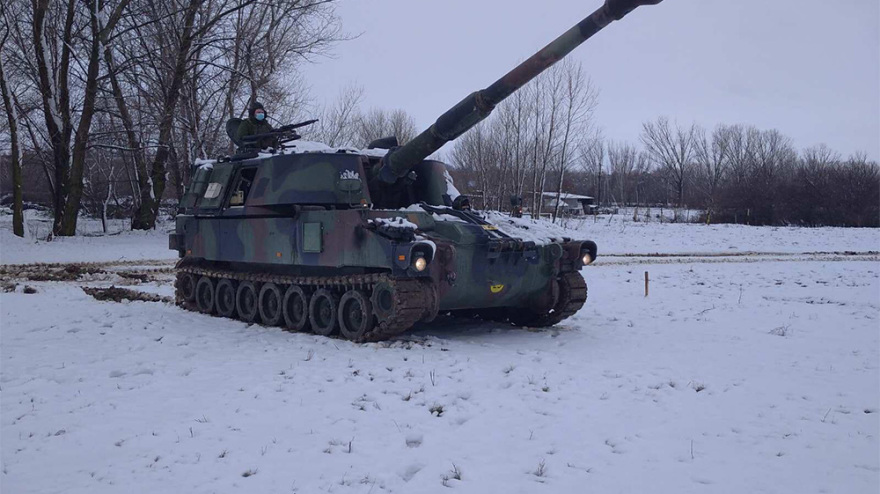 Εντυπωσιακές εικόνες από την εκπαίδευση του Δ΄ Σώματος Στρατού στο χιόνι - Δείτε βίντεο 