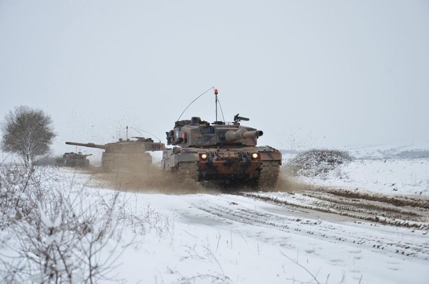 Εντυπωσιακές εικόνες από την εκπαίδευση του Δ΄ Σώματος Στρατού στο χιόνι - Δείτε βίντεο 