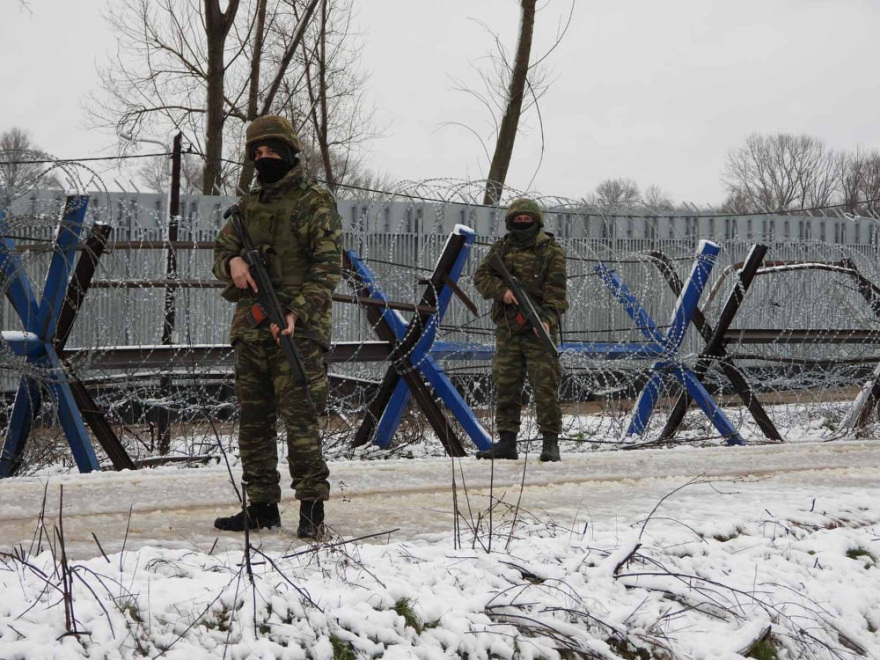 Εντυπωσιακές εικόνες από την εκπαίδευση του Δ΄ Σώματος Στρατού στο χιόνι - Δείτε βίντεο 