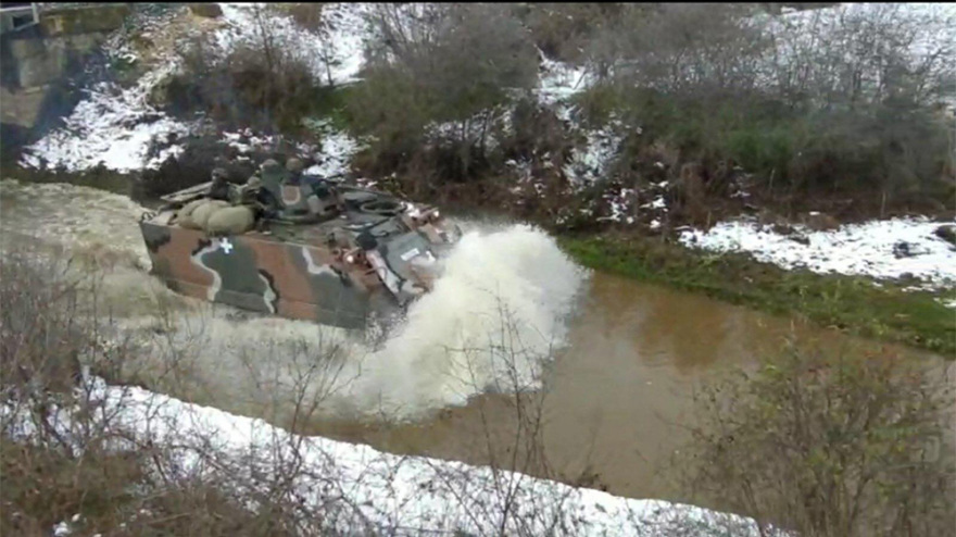 Εντυπωσιακές εικόνες από την εκπαίδευση του Δ΄ Σώματος Στρατού στο χιόνι - Δείτε βίντεο 