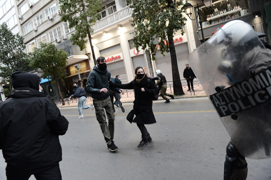 Επεισόδια και χημικά στη συγκέντρωση για τον Κουφοντίνα στο κέντρο της Αθήνας - Δείτε βίντεο