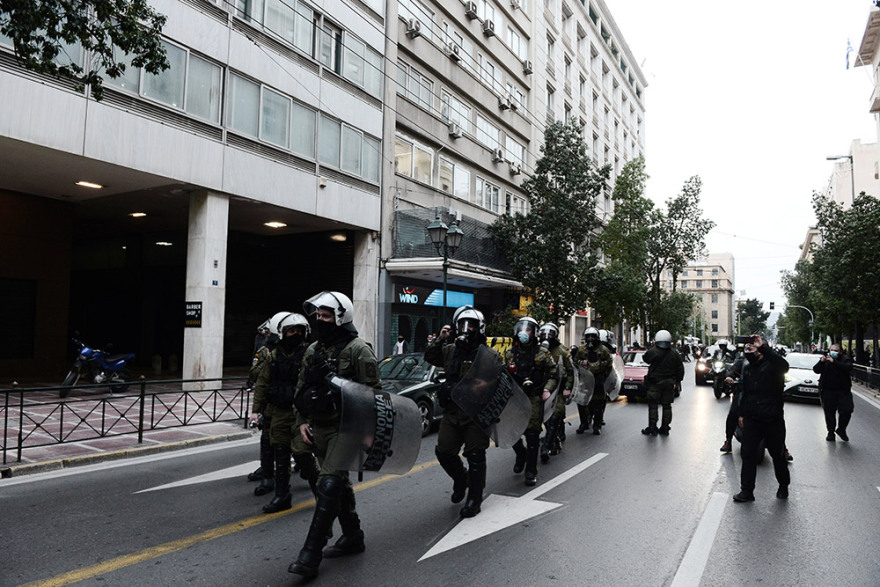 Επεισόδια και χημικά στη συγκέντρωση για τον Κουφοντίνα στο κέντρο της Αθήνας - Δείτε βίντεο